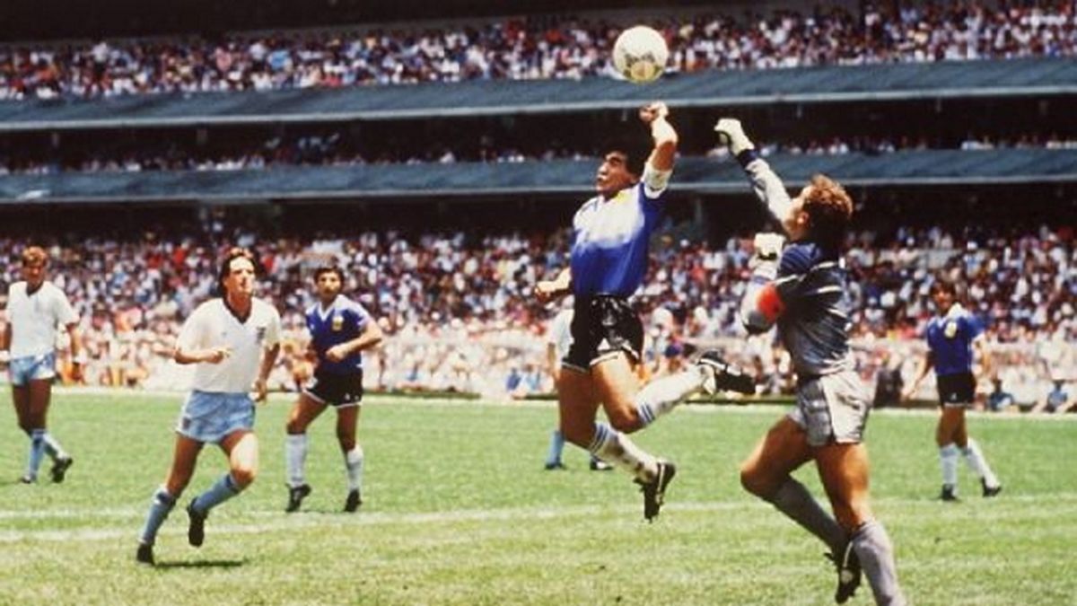 El famoso gol de Diego Maradona a los ingleses con la 'mano de Dios', en el Mundial de México '86. 