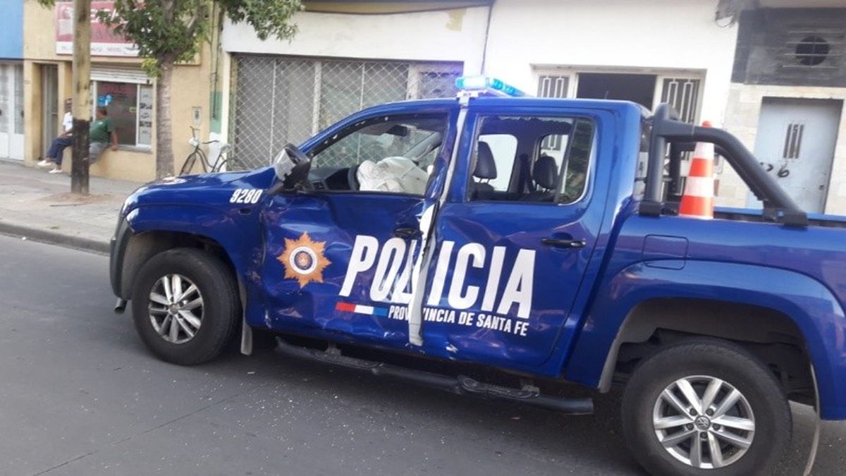 La moto en la que huía el delincuente colisionó con un vehículo de la policía