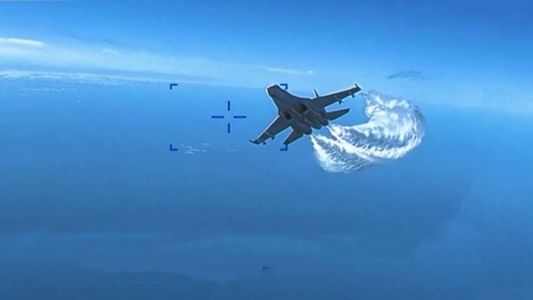 ¡Impactante! | El video del momento en que un caza ruso derriba al drone de los Estados Unidos
