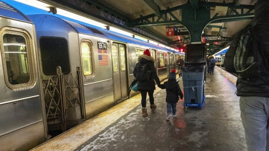 Arrojan a una mujer a las vías del subte y ofrecen recompensa para encontrar al agresor