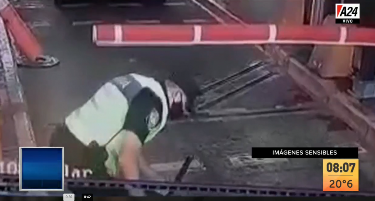 Polémica por el accionar de un policía que golpeó a bastonazos a un motociclista que quiso evadir un peaje