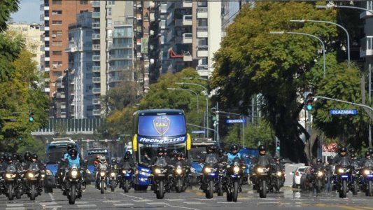 Máxima seguridad: así llegó el micro de Boca al Monumental dos horas antes del Superclásico ante River