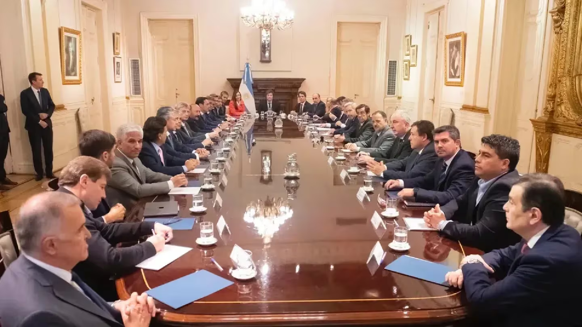 Javier Milei confirmó que no invitará a Axel Kicillof al Pacto de Mayo. (Foto: NA)