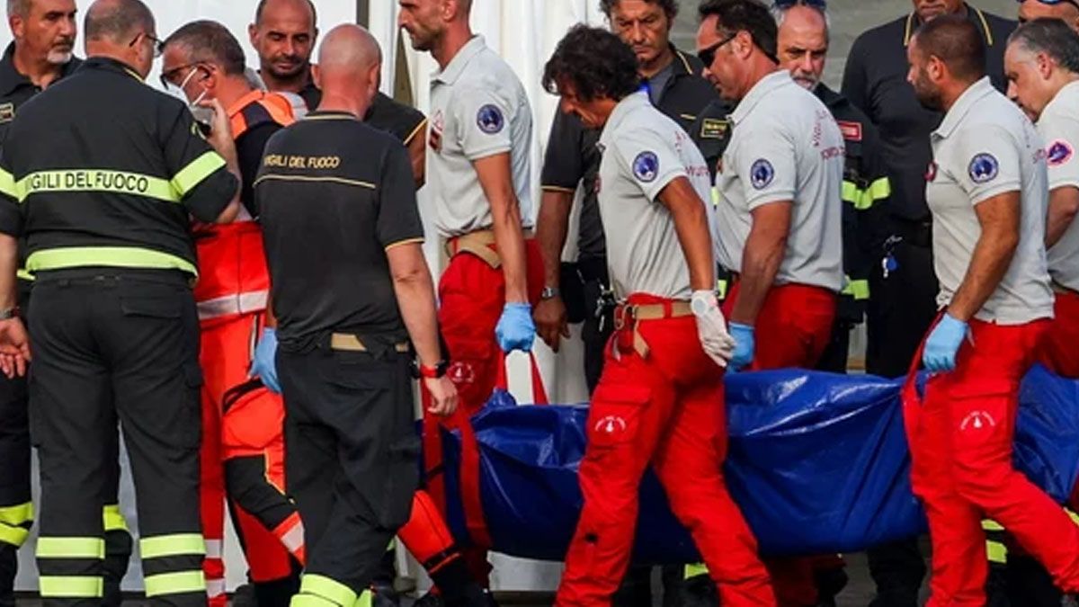 Otro de los cinco cuerpos recuperados a 50 metros de profundidad. (Foto: Genitleza The Mirror)