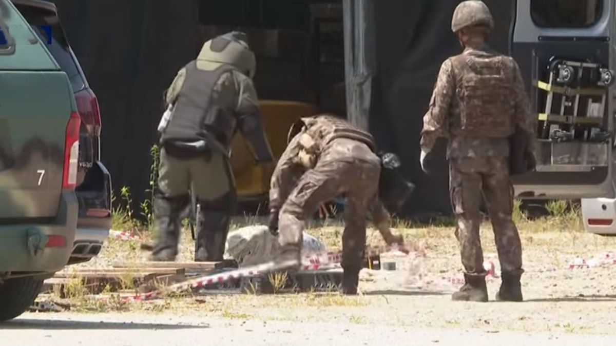 Polic&iacute;as con trajes especiales retiran la basura y excrementos que lanza Corea del Norte sobre sus vecinos del sur (Foto: captura de TV).