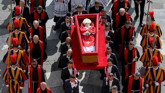 Fotogalería: así fue el emotivo traslado del féretro del papa Francisco a la Basílica de San Pedro