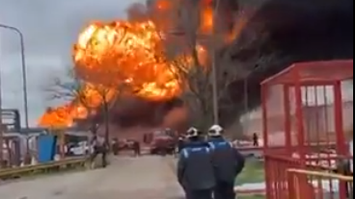 Se incendió parte de una refinería de YPF en Ensenada