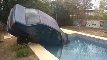 Tenía el auto roto, quiso arreglarlo, el auto se prendió, la chocó y terminó en la piscina
