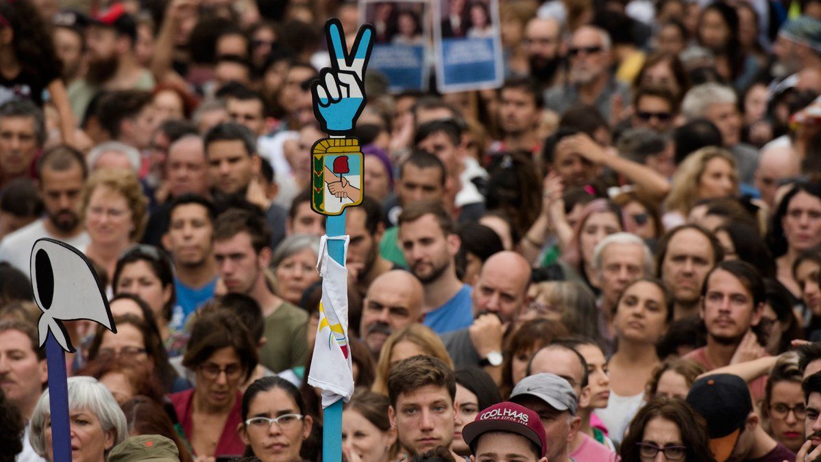 La oposición y organizaciones sociales marchan para rechazar el decreto de Macri sobre las FF.AA.