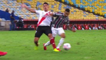Se salvó: mirá el penal que no le cobraron en contra a River en el empate contra Fluminense