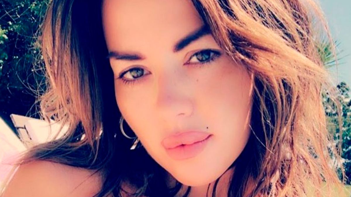 Karina Jelinek sufrió un imprevisto y mostró una lola en vivo