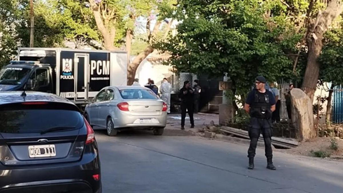 La Polic&iacute;a en el barrio Corti donde fue asesinado el empleado judicial. (Foto: Mat&iacute;as Pascualetti, gentileza Diario Uno de Mendoza)