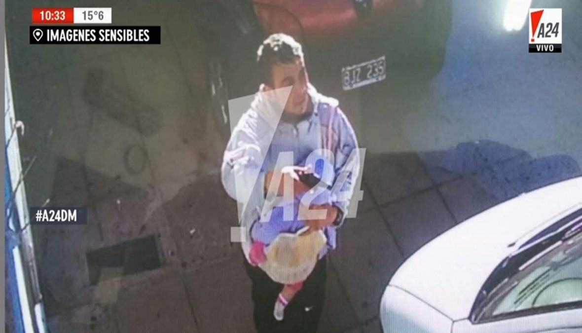 Con un bebé como escudo y pistola en mano, fue captado mientras asaltaba al chofer de una camioneta