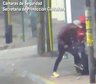 Video: lo noquearon en la parada de colectivo para robarle y la policía los detuvo gracias a las cámaras