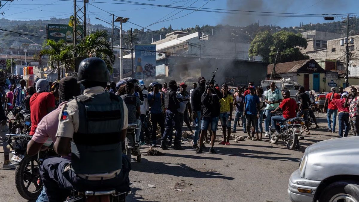 Disturbios en Puerto Pr&iacute;ncipe por el asesinato de 6 polic&iacute;as (Foto: gentileza VOANews).