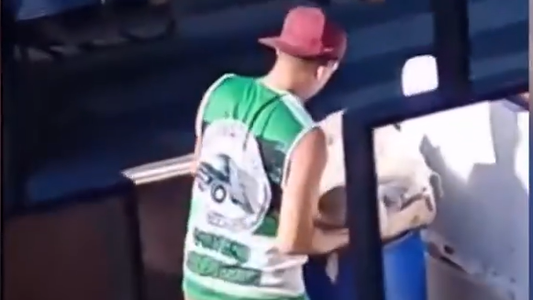 Impactante video de cómo entregaron mercadería sin refrigerar y orinaron junto a los pollos