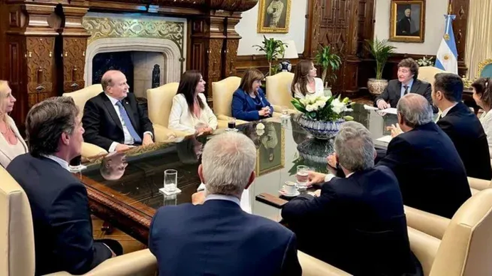 El Gobierno intenta juntar los votos para la Ley Ómnibus pero se complica la relación con los gobernadores