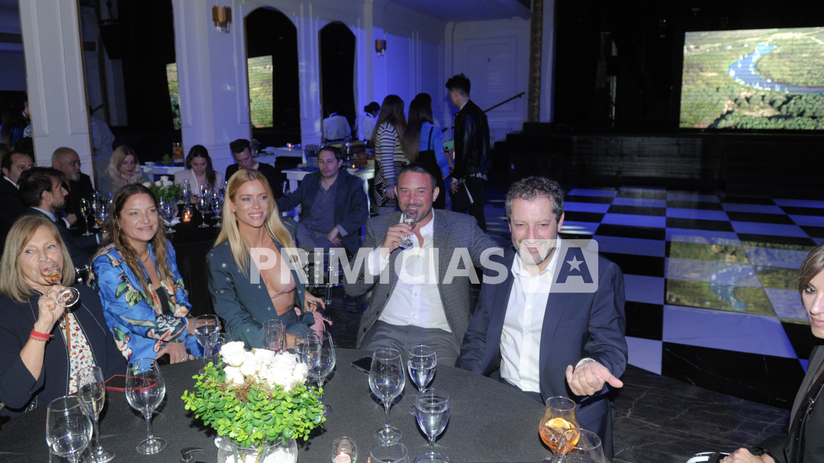 Nicole Neumann en la mesa de evento Colonia.png