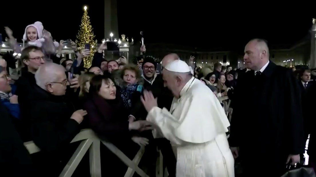 Francisco pidió perdón por su correctivo a una mujer en la Plaza San Pedro