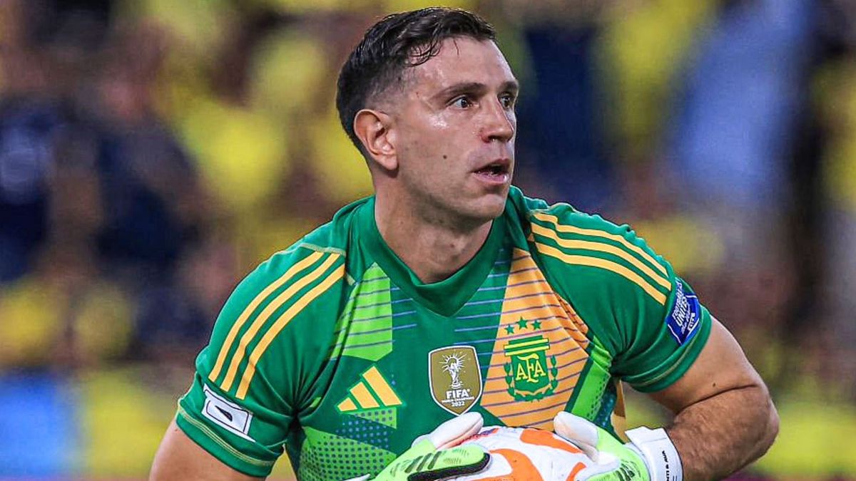 Dibu Martínez y su fuerte crítica al arbitraje tras la derrota ante Ecuador: No sé...