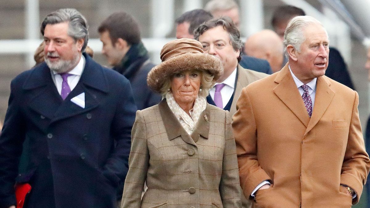 Fawcett fue durante 40 años el valet de Carlos de Inlgaterra. Aquí acompañándolo, ya casado con Camila, la reina actual. (foto:Gentileza VF)