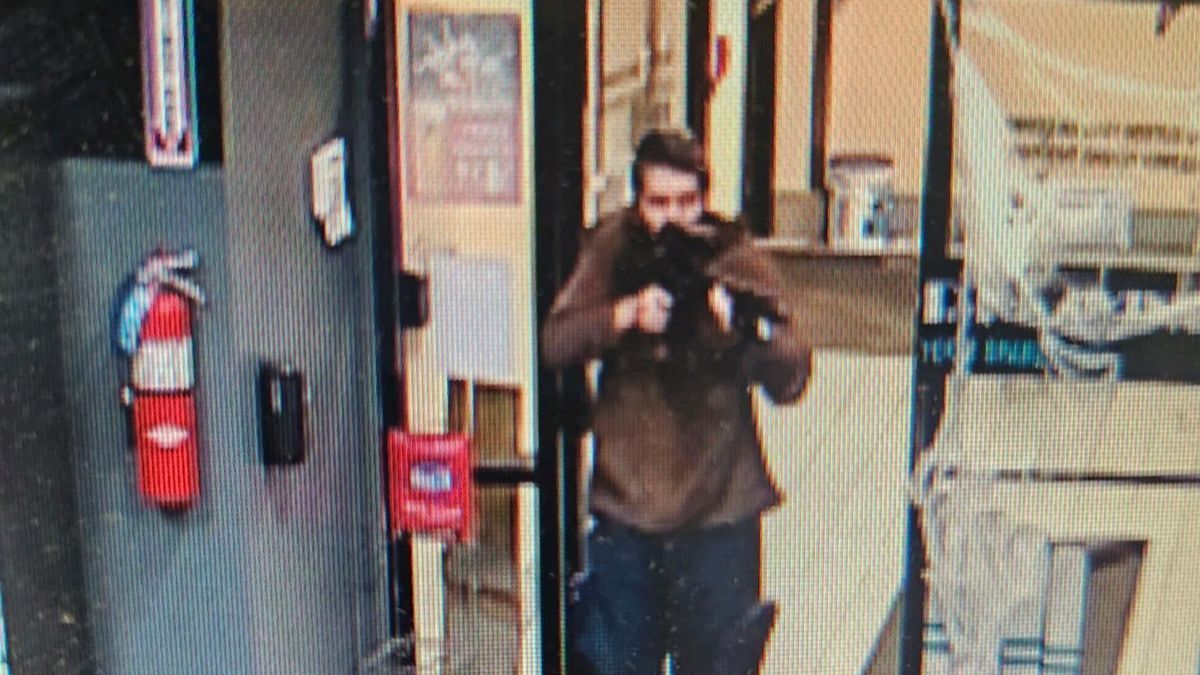 El tirardo de 40 apareció muerto con un tiro en la cabeza. (Foto: captura)