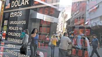 Tras algunas jornadas de estabilidad cambiaria, el dólar subió $3 y opera a $326