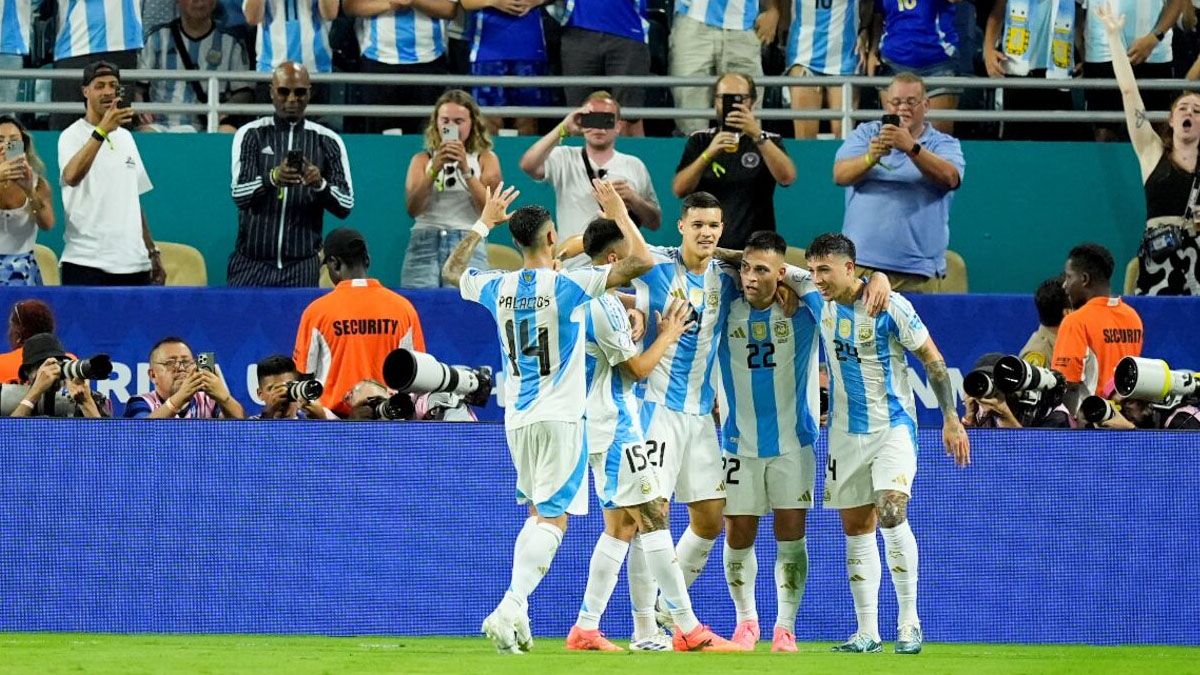 La Selección Argentina le ganó a Perú y se aseguró el primer lugar en el Grupo A del torneo que se juega en Estados Unidos.
