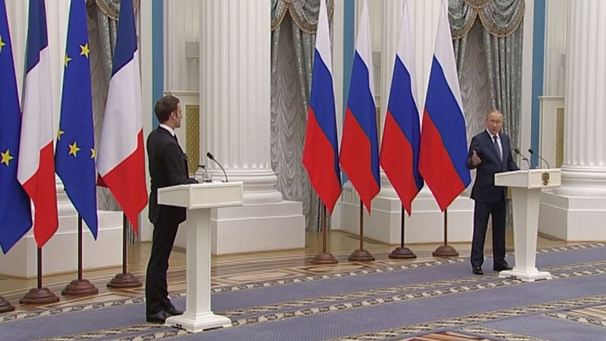 Putin gesticula y Macron observa con una sonrisa, característica de la conferencia de prensa en Moscú. (Foto: AP)