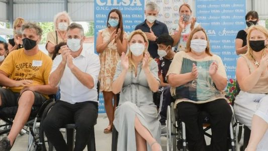 Fabiola Yañez entregó 300 sillas de ruedas en distintas provincias