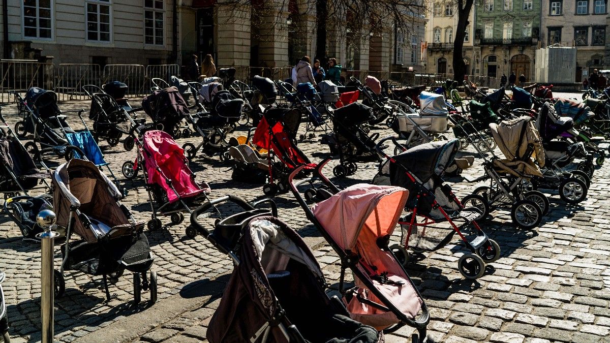 Homenaje en Leópolis, hace unos días, a los niños fallecidos en la guerra de Ucrania (Foto: AP).