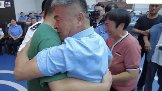 Hombre se reencuentra con su hijo secuestrado hace 24 años