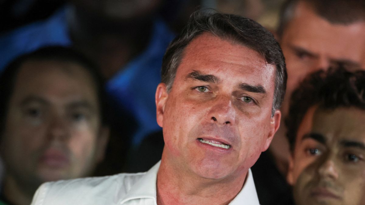 Flávio Bolsonaro reapareció desde Estados Unidos y prometió continuar la oposición a Lula. (Foto: Reuters).