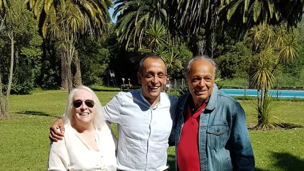 Salud Roberto Giordano con su mujer y su hijo Luciano.