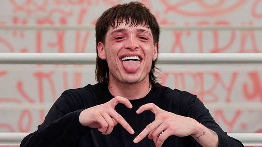 Se filtró un polémico video de Peso Pluma emocionado al recibir regalo para consumir drogas: luego borraron el clip