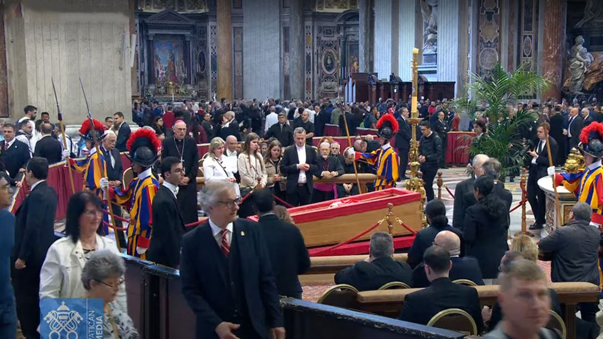 Este viernes finaliza el velatorio abierto al público, para preparar la ceremonia funeraria del sábado en El Vaticano. (foto: Captura de TV)