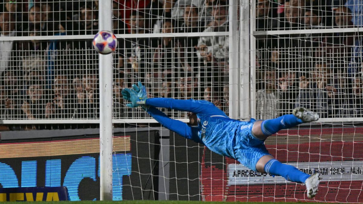 Franco Armani voló a su derecha y tapó un penal clave.
