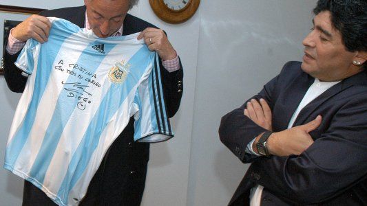 El Maradona político: amistad con Menem, acercamiento al kirchnerismo y su histórica pelea con Mauricio Macri