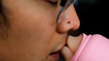 Crearon un dispositivo para enviar y recibir besos a distancia