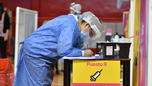 Vacunación: este viernes abre la inscripción en la Ciudad para las personas de 25 a 29 años