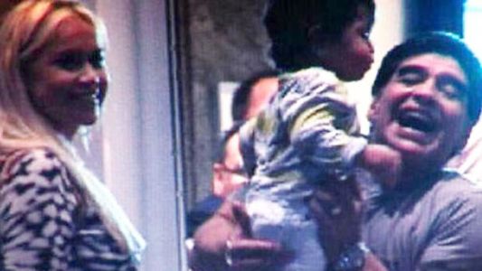 El Diego estaba de fiesta y Ojeda le cayó a Dubai con el nene