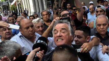 Empujones y blindaje policial en la sede del PJ: militantes quieren ingresar y Gioja se resiste