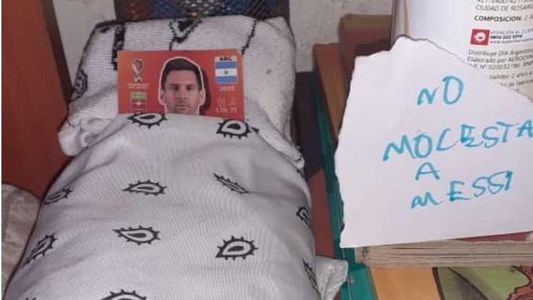 No molestar a Messi: La tierna imagen del nene que le hizo una cama para que descanse