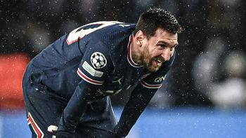 Messi jugó bien el primer tiempo y no apareció en el complemento. Messi jugó bien el primer tiempo y no apareció en el complemento.