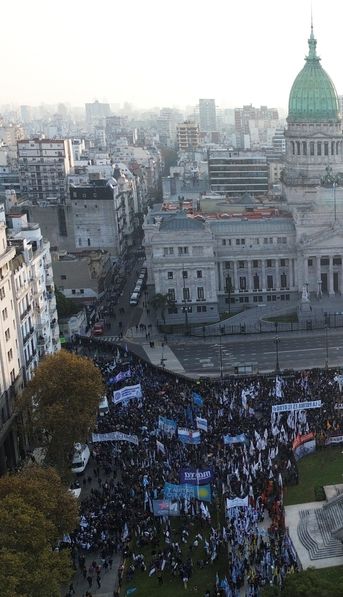 Congreso: masiva movilización de jubilados, residentes del Garrahan, feriantes de La Salada y el colectivo Ni una Menos