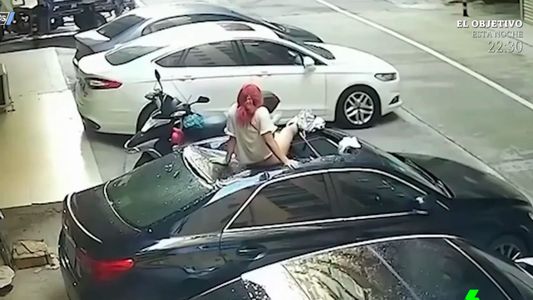 Milagro en China: tenía sexo en el balcón, cayó sobre un auto y resultó ilesa