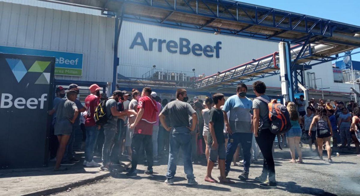 Sigue el conflicto en ArreBeef: los empleados bloquean el frigorífico que cerró tras 100 años de actividad