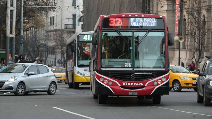 La UTA acordó con los empresarios y levantó el paro de colectivos en el interior del país