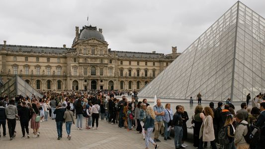 Evacúan el Museo del Louvre en París por temor a un atentado