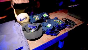 Se hicieron pasar por policías y robaron un millón y medios de pesos, dólares, un auto y una moto